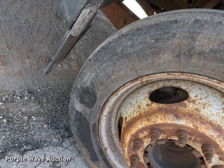 image for item DF2314 2006 Ford F450 Super Duty flatbed truck