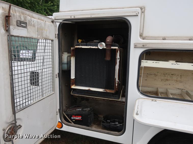 image for item DF2317 2000 Ford F450 Super Duty utility truck