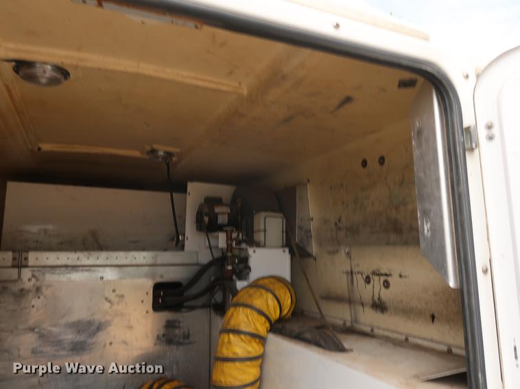 image for item DF2317 2000 Ford F450 Super Duty utility truck