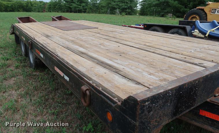 image for item DF2320 1999 Towmaster Contrail equipment trailer