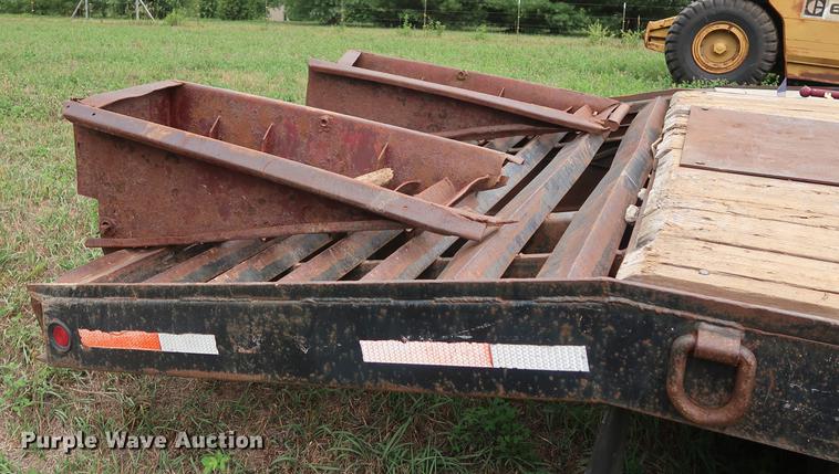 image for item DF2320 1999 Towmaster Contrail equipment trailer