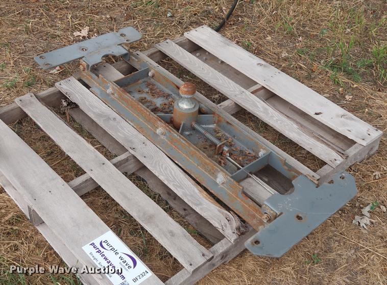 image for item DF2324 Receiver hitch and gooseneck plate