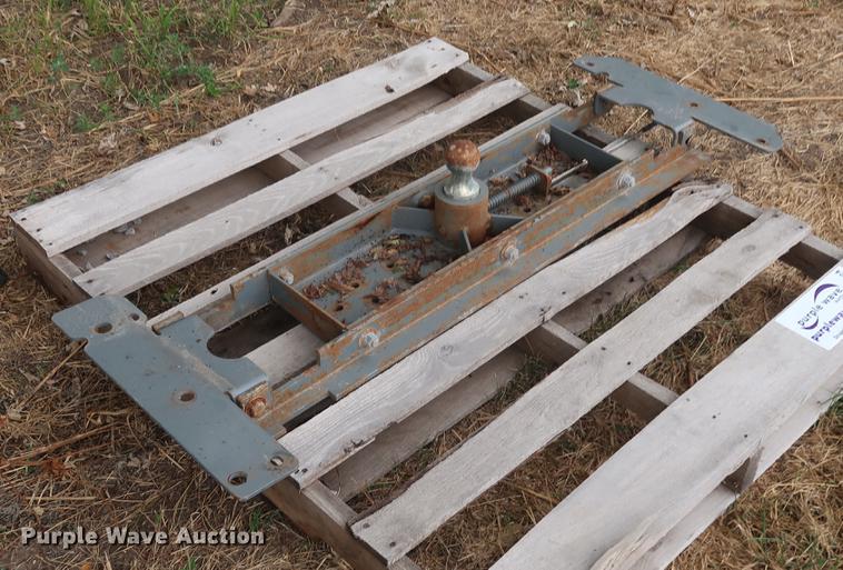 image for item DF2324 Receiver hitch and gooseneck plate