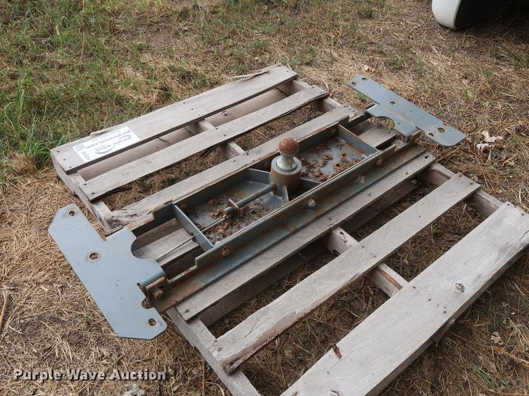 image for item DF2324 Receiver hitch and gooseneck plate