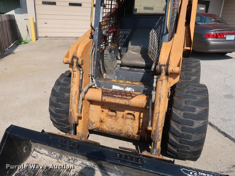 image for item DF2336 2003 Case 70XT skid steer