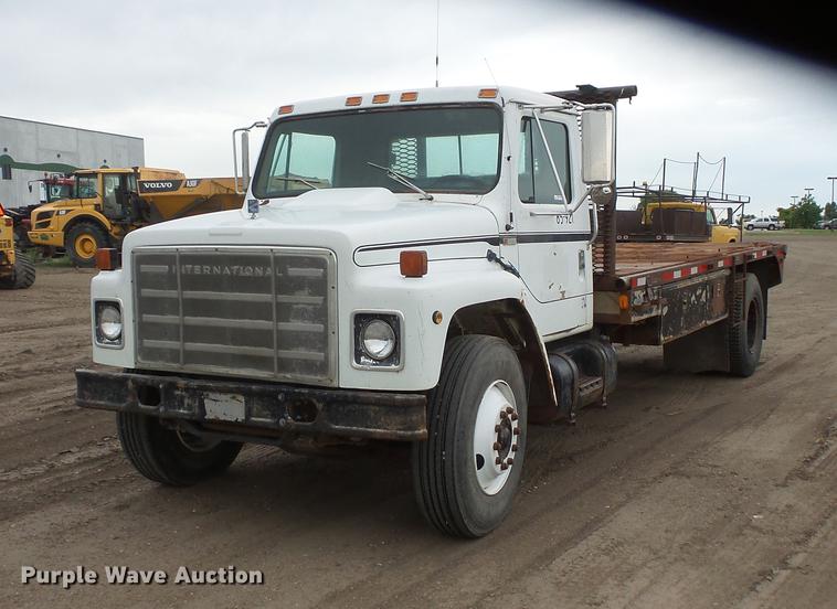 image for item DV9310 1982 International S1954 flatbed truck