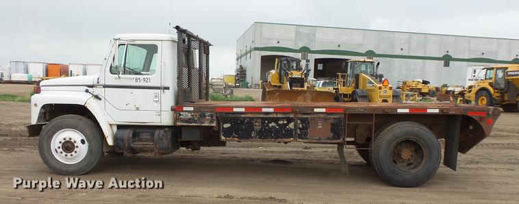 image for item DV9310 1982 International S1954 flatbed truck