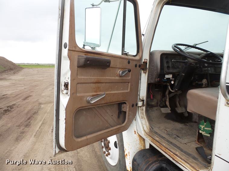 image for item DV9310 1982 International S1954 flatbed truck