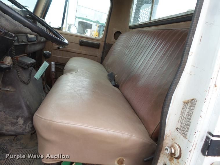 image for item DV9310 1982 International S1954 flatbed truck