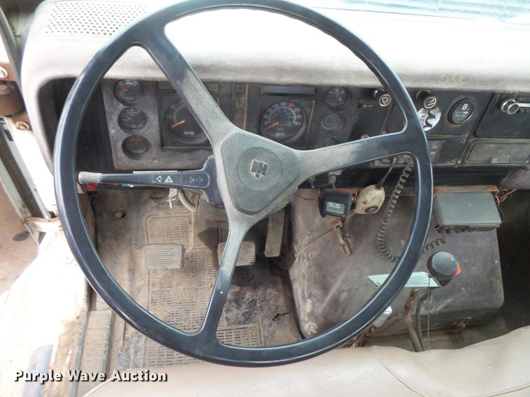 image for item DV9310 1982 International S1954 flatbed truck