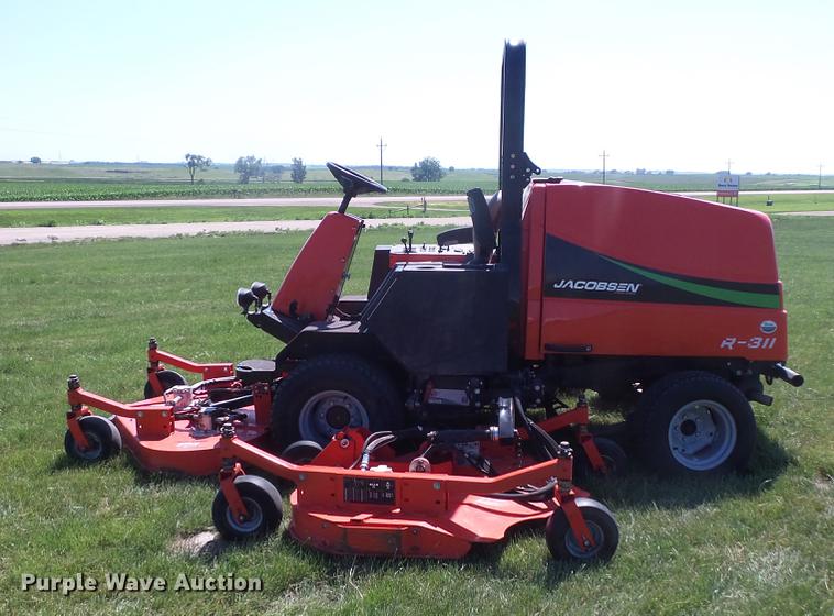 image for item DV9456 Jacobsen R311 mower