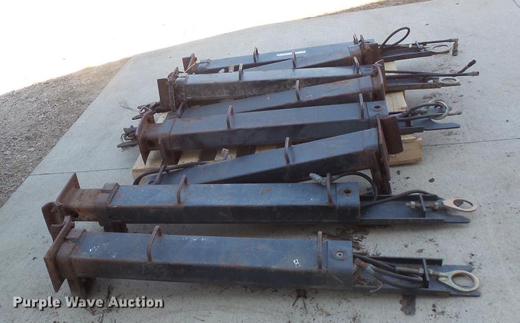 image for item DV9460 (8) hydraulic skid steer stabilizers