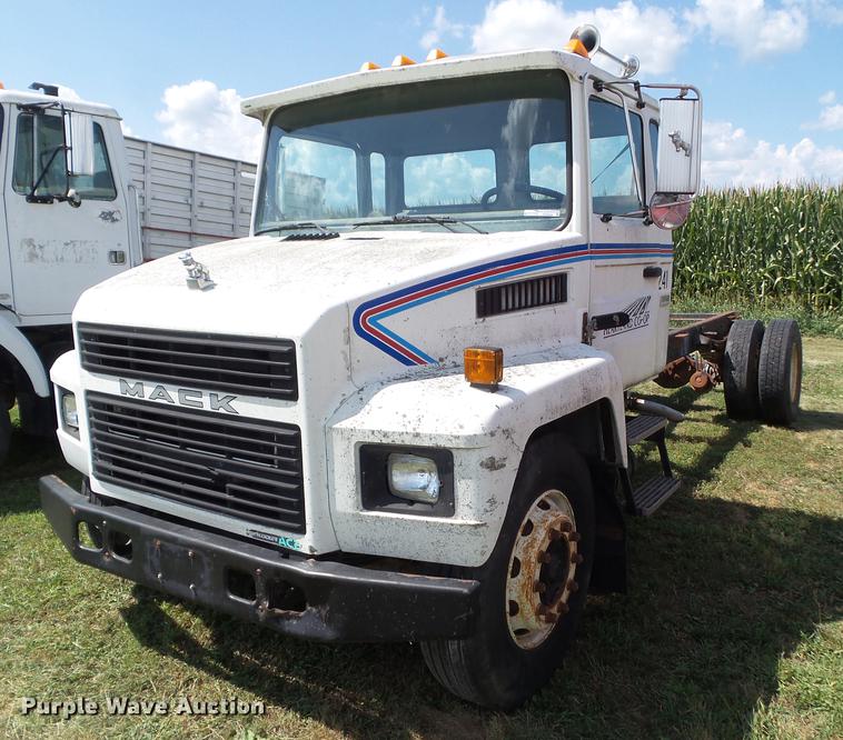 image for item DZ9048 1998 Mack CS300P truck cab and chassis