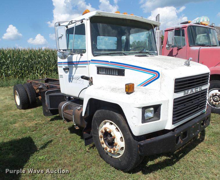 image for item DZ9048 1998 Mack CS300P truck cab and chassis