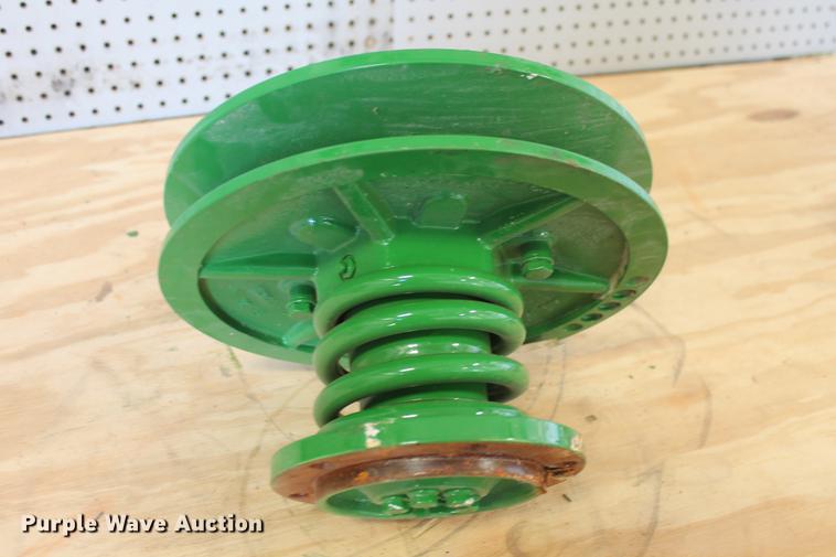 image for item DZ9946 John Deere RE558393 fan drive