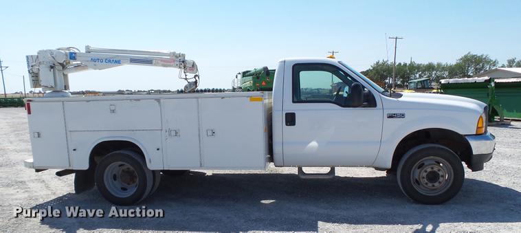image for item EN9600 2001 Ford F450 Super Duty utility truck with crane