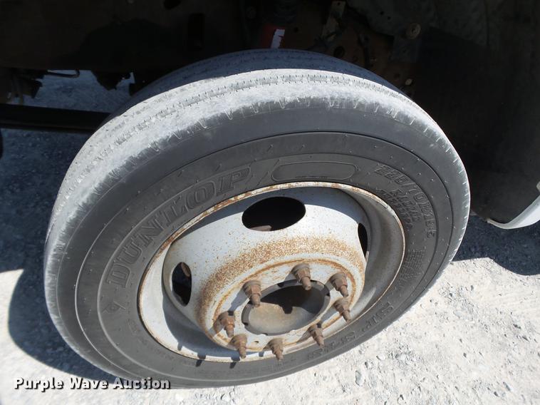 image for item EN9600 2001 Ford F450 Super Duty utility truck with crane