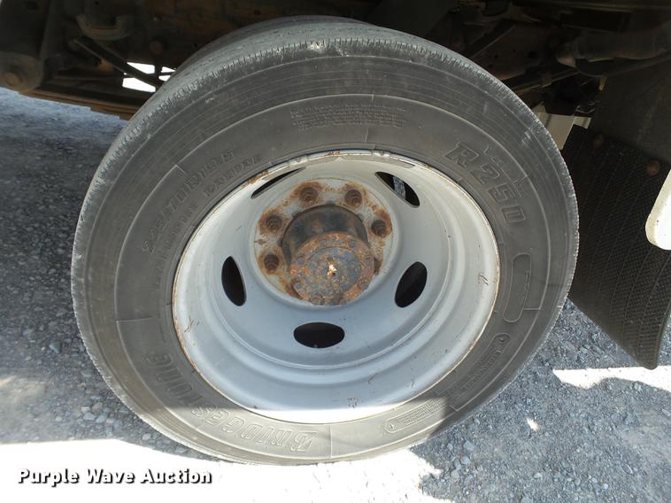 image for item EN9600 2001 Ford F450 Super Duty utility truck with crane