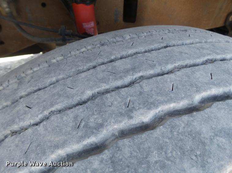 image for item EN9600 2001 Ford F450 Super Duty utility truck with crane