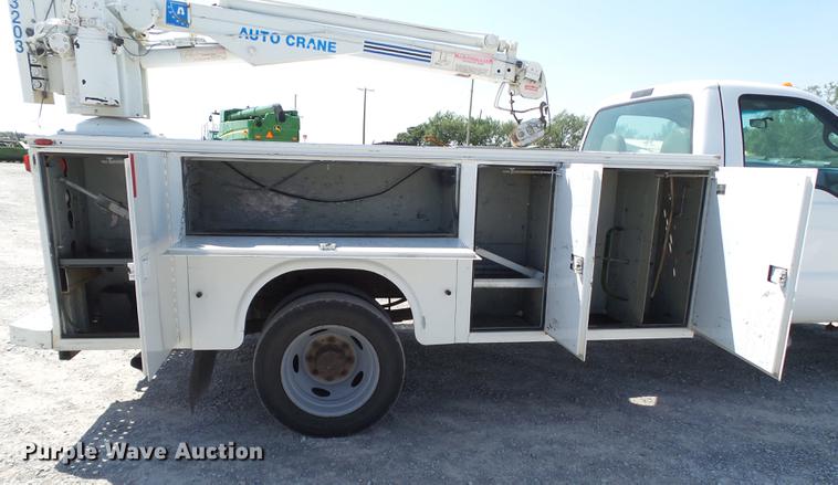 image for item EN9600 2001 Ford F450 Super Duty utility truck with crane