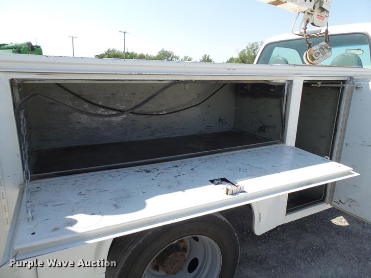 image for item EN9600 2001 Ford F450 Super Duty utility truck with crane