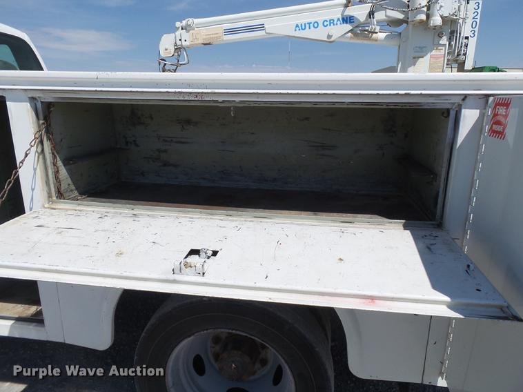 image for item EN9600 2001 Ford F450 Super Duty utility truck with crane