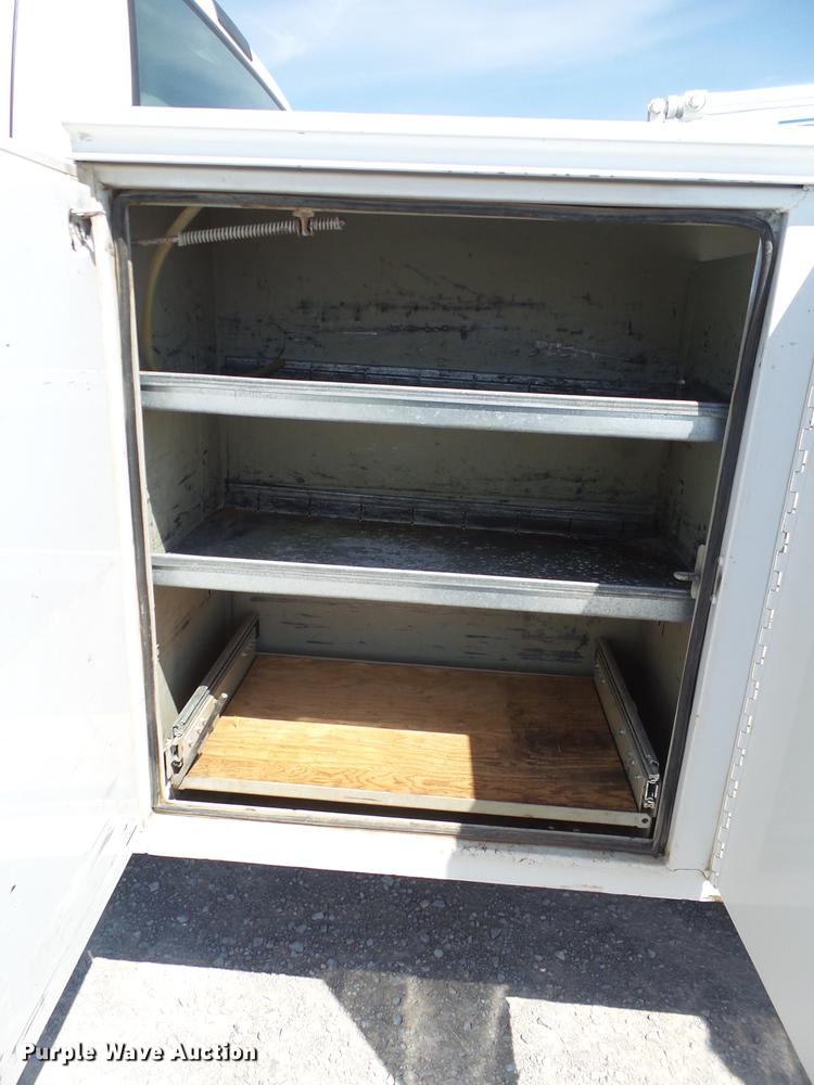 image for item EN9600 2001 Ford F450 Super Duty utility truck with crane