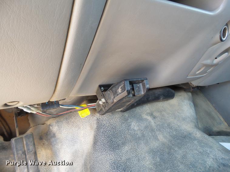 image for item EN9600 2001 Ford F450 Super Duty utility truck with crane