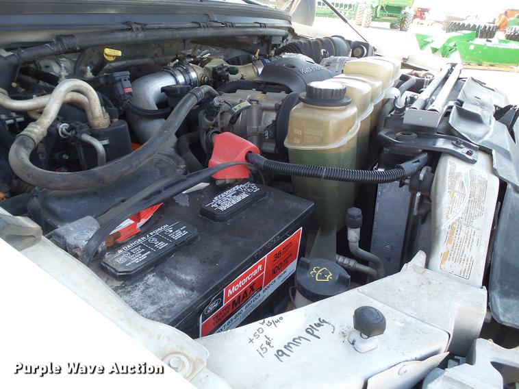 image for item EN9600 2001 Ford F450 Super Duty utility truck with crane