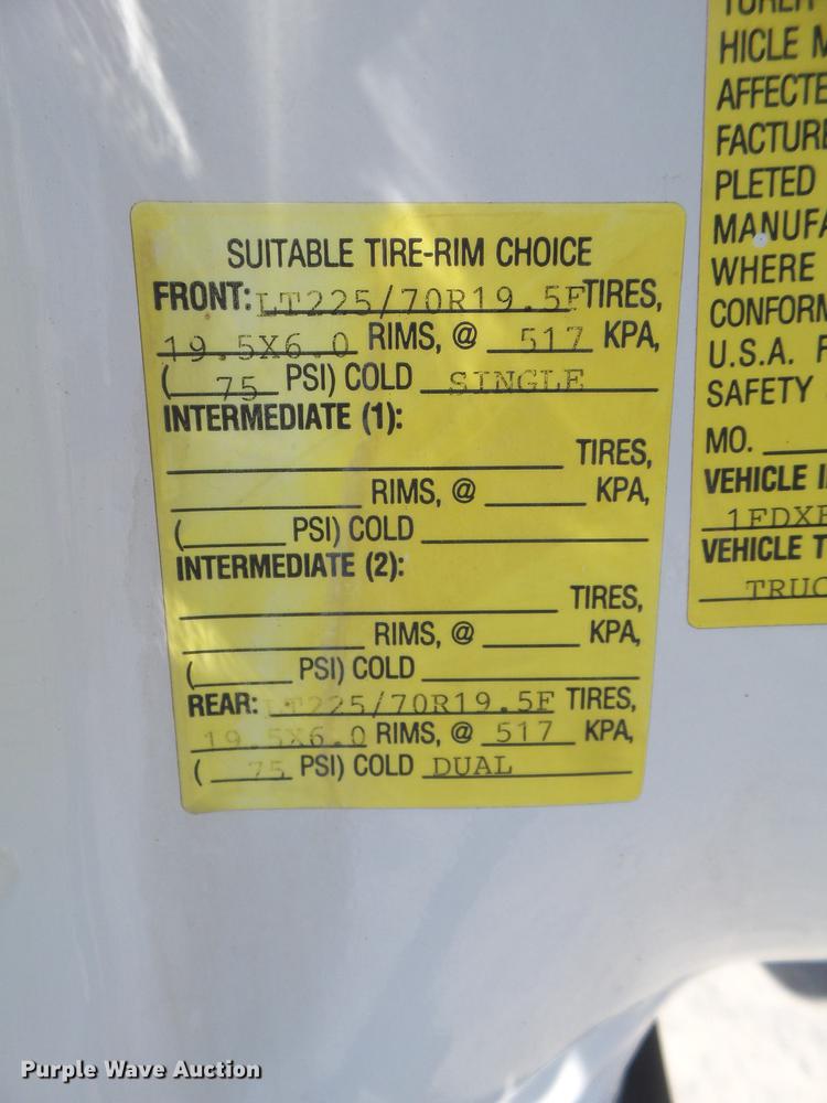 image for item EN9600 2001 Ford F450 Super Duty utility truck with crane