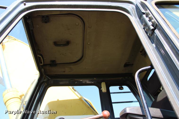 image for item BE9320 2001 Komatsu PC200LC-6 excavator