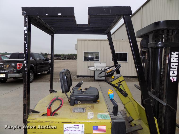 image for item DB8656 1988 Clark TM15 forklift