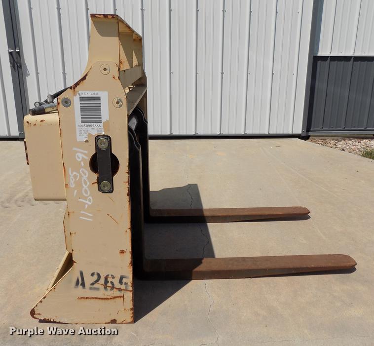 image for item DB8659 JLG telehandler carriage