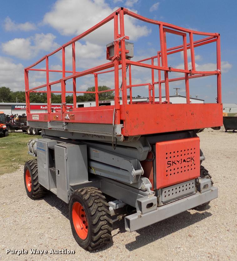 image for item DB9195 2001 Skyjack SJ8831 scissor lift