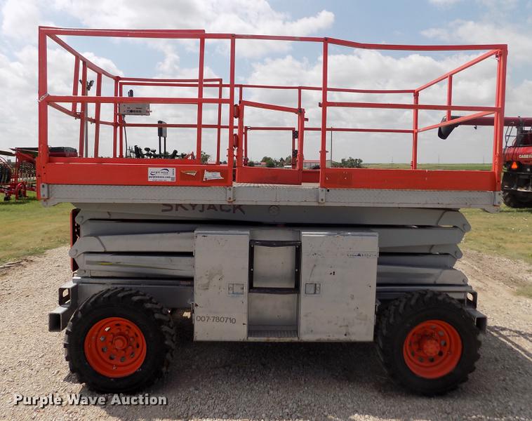 image for item DB9195 2001 Skyjack SJ8831 scissor lift