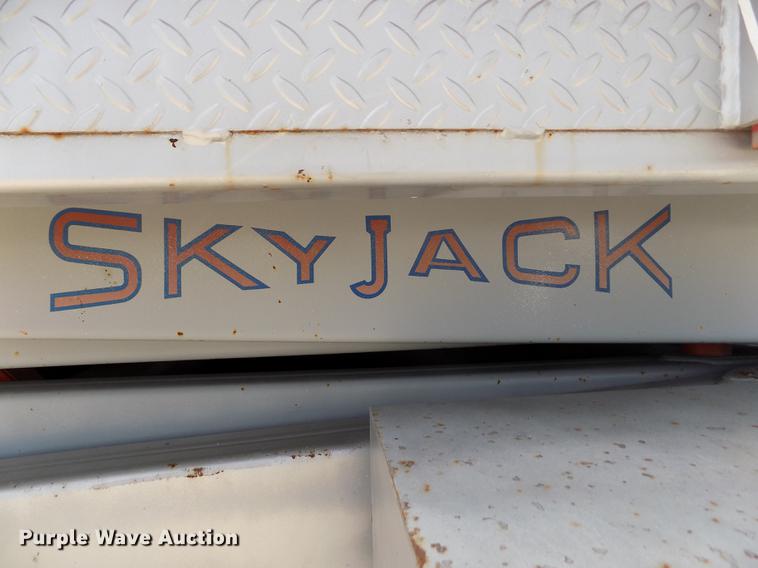 image for item DB9195 2001 Skyjack SJ8831 scissor lift