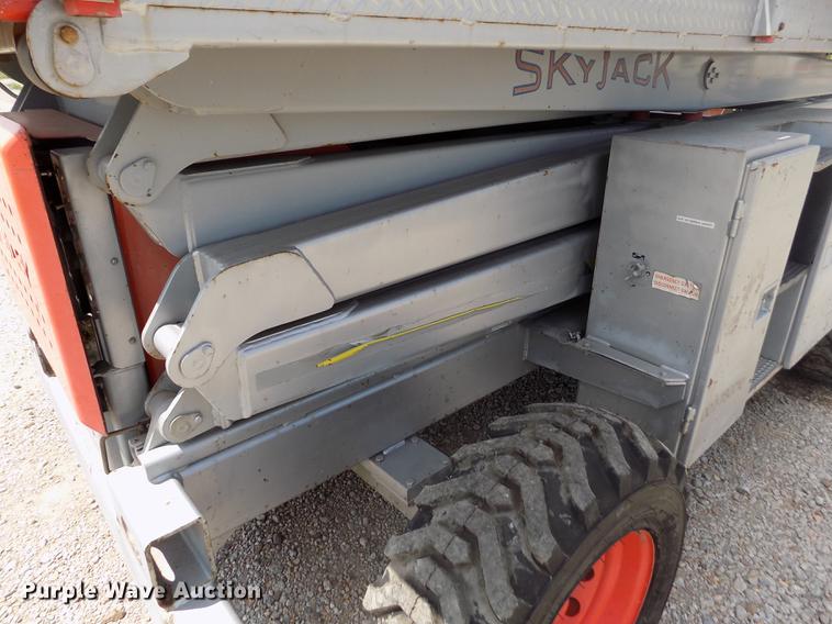 image for item DB9195 2001 Skyjack SJ8831 scissor lift
