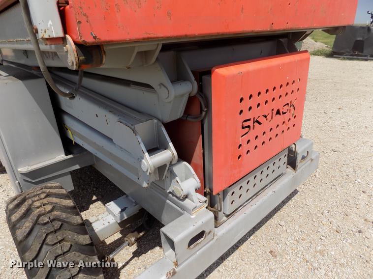 image for item DB9195 2001 Skyjack SJ8831 scissor lift