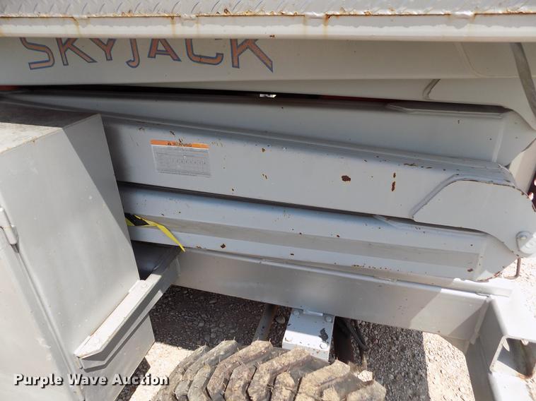 image for item DB9195 2001 Skyjack SJ8831 scissor lift