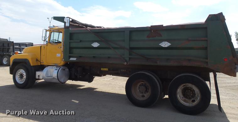 image for item DD1131 1996 Mack RD688S dump truck