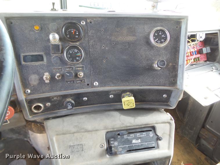 image for item DD1131 1996 Mack RD688S dump truck