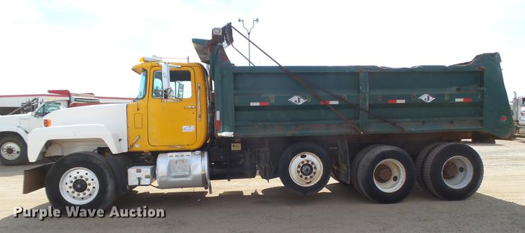 image for item DD1132 2001 Mack RD688S dump truck