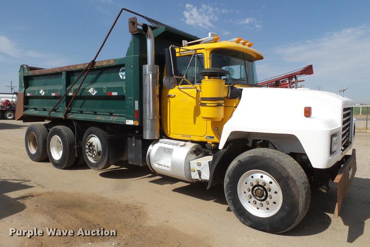 image for item DD1132 2001 Mack RD688S dump truck
