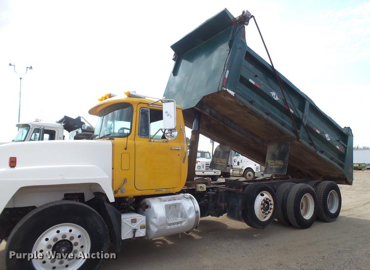 image for item DD1132 2001 Mack RD688S dump truck
