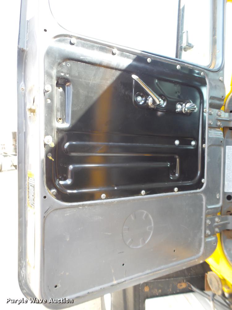 image for item DD1132 2001 Mack RD688S dump truck