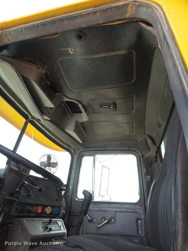 image for item DD1132 2001 Mack RD688S dump truck