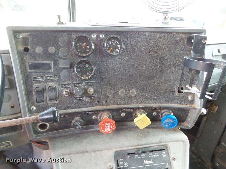 image for item DD1132 2001 Mack RD688S dump truck