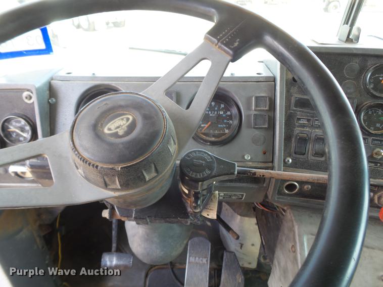 image for item DD1132 2001 Mack RD688S dump truck