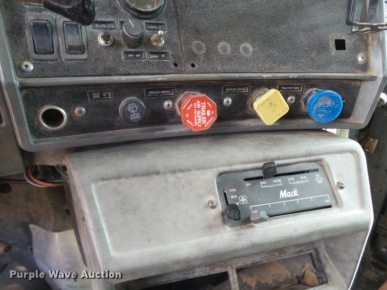 image for item DD1132 2001 Mack RD688S dump truck