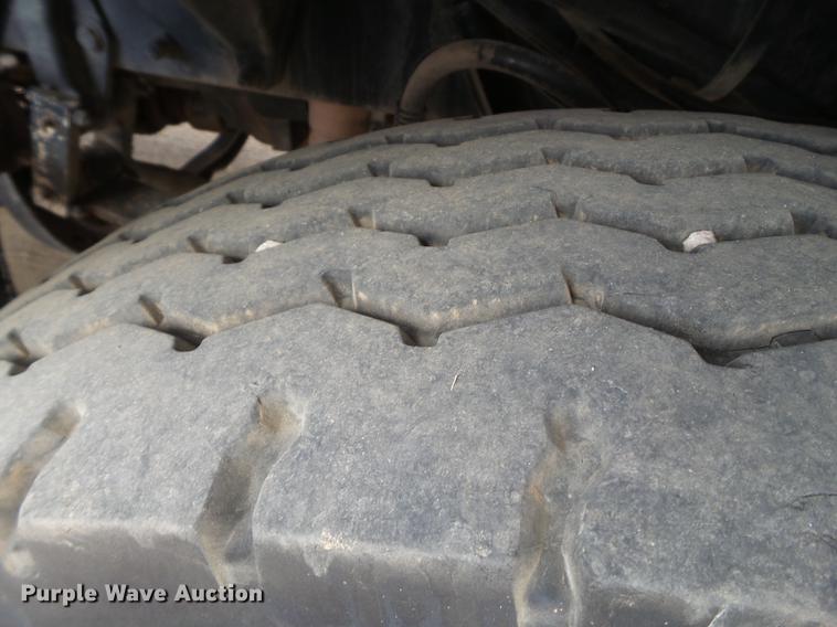 image for item DD1133 1999 Peterbilt 385 dump truck